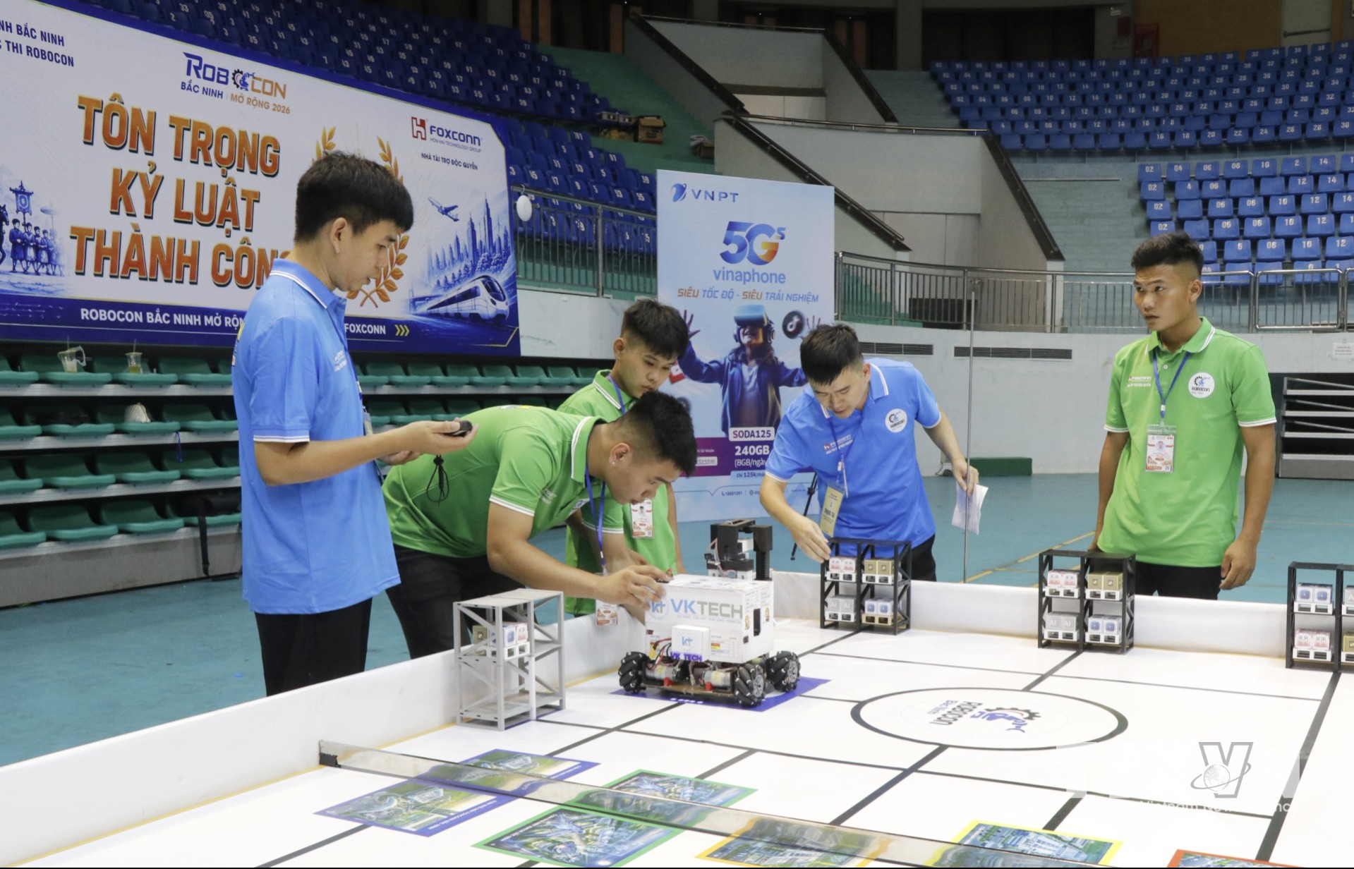 Học sinh hào hứng tham gia Giải Robocon Bắc Ninh mở rộng 2026. (Ảnh: Thanh Thương/TTXVN)